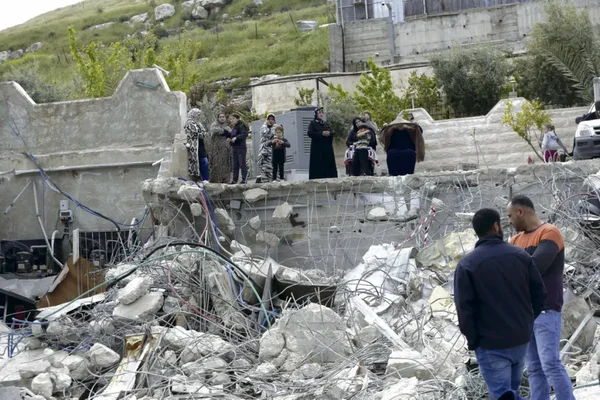 Des résidents palestiniens observent les décombres après la démolition de logements à Jérusalem-Est.