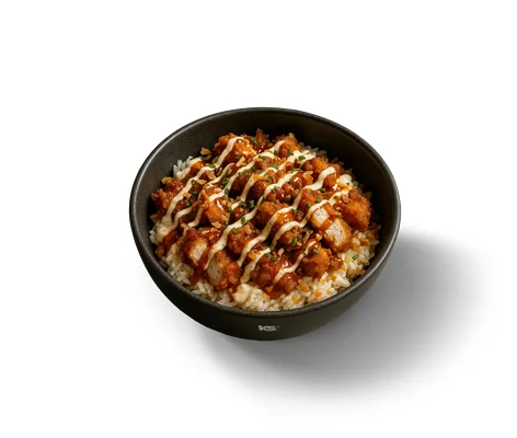 Vue plongeante d'un bol de poulet croustillant, riz et sauce, du restaurant Krousty.