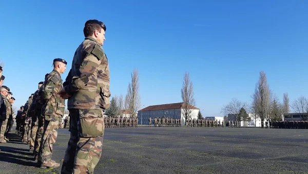 Soldats alignés au camp militaire de Mourmelon dans la Marne.