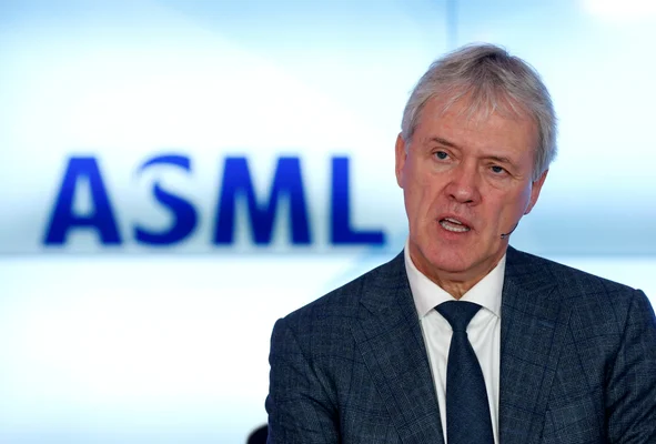 Christophe Fouquet, PDG d'ASML, devant des données boursières.