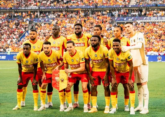 L'équipe du RC Lens pose pour une photo de groupe après sa victoire en finale de la Coupe de France.