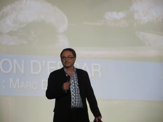 Marc Dugain s'exprimant lors de la présentation de son docufiction au Festival de Deauville 2013.