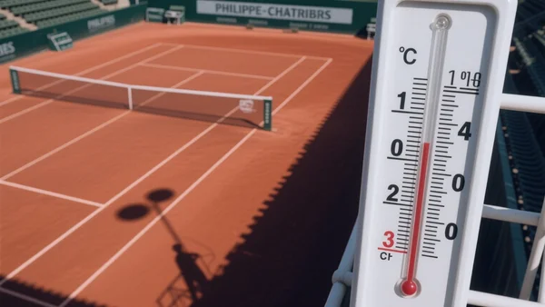 Vue aérienne du court Philippe-Chatrier vide sous un soleil écrasant, ombres portées nettes, thermomètre affichant 35°C au premier plan