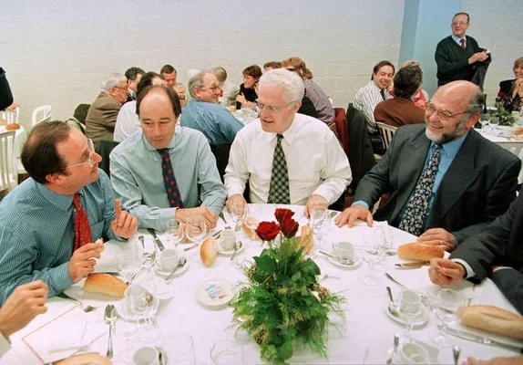 François Hollande, Jean-Michel Baylet, Lionel Jospin et Robert Hue lors d'un congrès du Parti socialiste à Brest, le 22 novembre 1997.