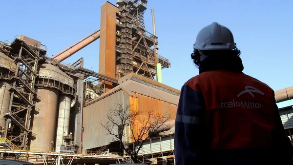 Ouvrier devant le haut-fourneau d'ArcelorMittal à Fos-sur-Mer.