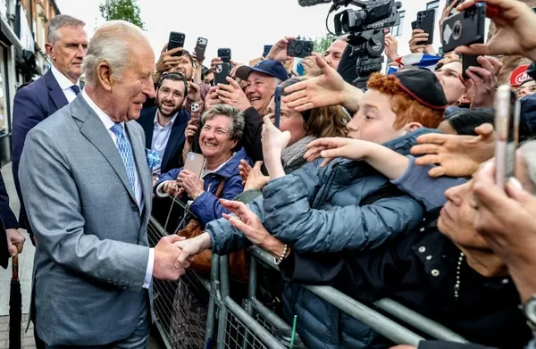 Le roi Charles III serre la main de membres du public lors d’une rencontre avec la communauté juive à Londres.