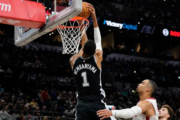 Victor Wembanyama effectue un dunk monstrueux lors du match contre Houston.