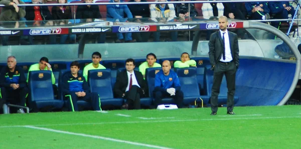 Pep Guardiola sur le banc du FC Barcelone lors d'un match de Liga en 2010.