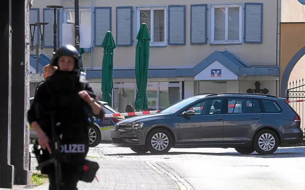 Agent des forces spéciales devant la banque lors de la prise d'otages.