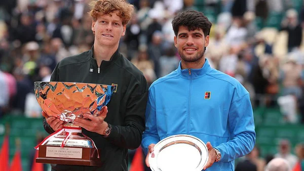 Jannik Sinner (gauche) et Carlos Alcaraz (droite) avec leurs trophées à Monte-Carlo.