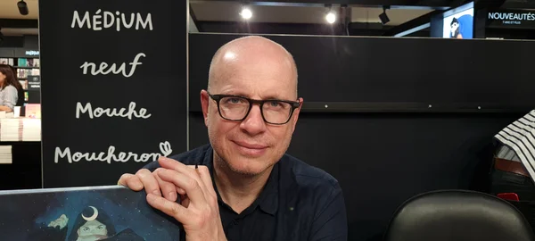 Alex Alice lors d'une dédicace au Salon du Livre et de la presse jeunesse de Montreuil, novembre 2024.