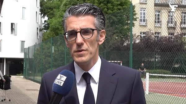Jérémy Redler, maire du 16e arrondissement, interviewé en extérieur près d'un gymnase réquisitionné.