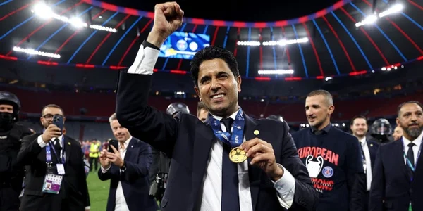 Nasser Al-Khelaïfi célébrant la qualification du PSG en finale de Ligue des champions, une médaille d'or à la main.