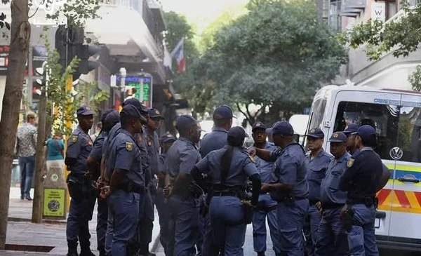 La police sud-africaine mène l'enquête après la découverte des corps de deux touristes dans le parc national Kruger.
