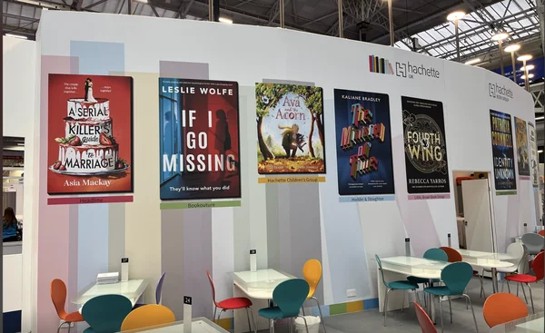 Stand Hachette UK au Salon du livre de Londres 2024, présentant les romans de Leslie Wolfe.