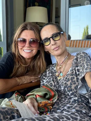 Constance de la Fontaine et une amie en selfie complice.