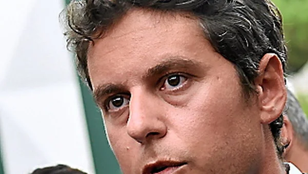 Portrait rapproché de Gabriel Attal.