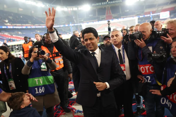 Nasser Al-Khelaïfi saluant les supporters et les médias dans le stade.