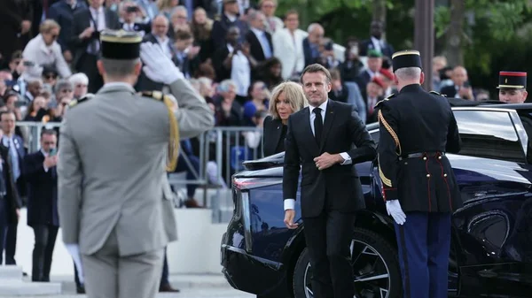 Arrivée des officiels pour la cérémonie du 8 Mai sous l'Arc de Triomphe.