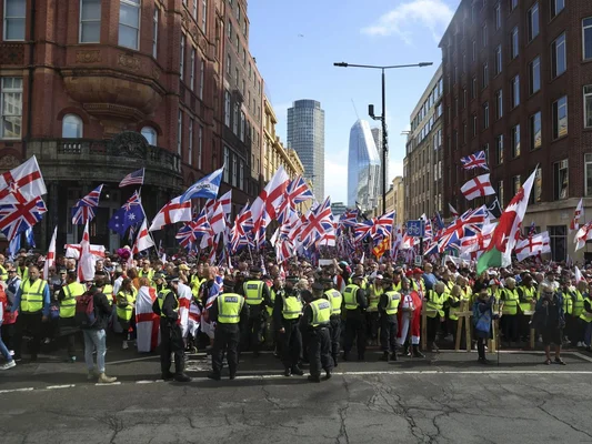Manifestants d'extrême droite face à un cordon de police dans une rue de Londres.