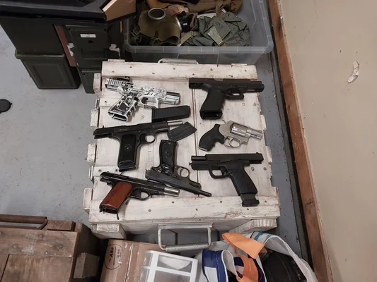 Armes de poing saisies près de Rouen, incluant des pistolets et revolvers.