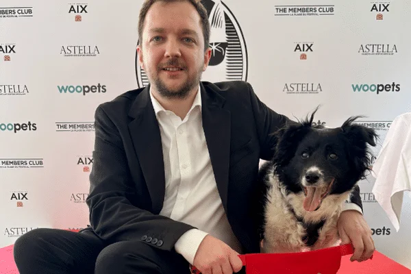 Panda, chien de berger islandais, lauréat de la Palm Dog 2025 pour 'L'Amour qu'il nous reste', avec son maître.