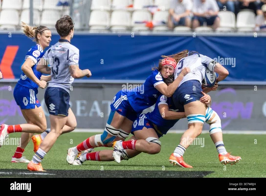 Action entre la France et l'Italie au Stade des Alpes à Grenoble pour le match d'ouverture du Tournoi des Six Nations féminin.
