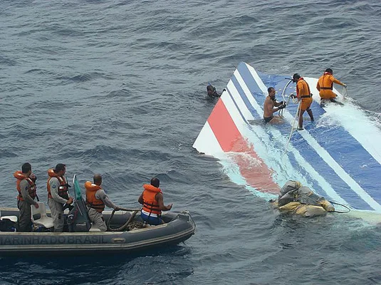 Sauvetage en mer de l'épave du vol Rio-Paris par la Marine brésilienne : la dérive de l'avion flotte.