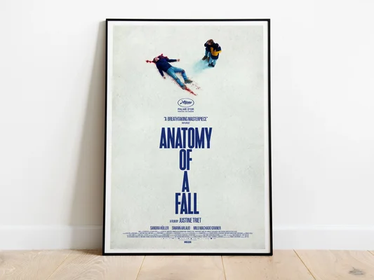 Affiche du film 'Anatomie d'une chute' encadrée et posée au sol.