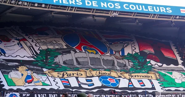 Magnifique tifo du PSG déployé avant le match PSG-Arsenal au Parc des Princes.