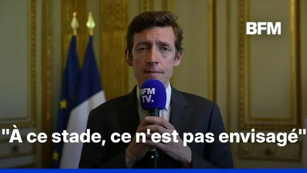 Reportage télévisé sur la décision de maintenir les écoles ouvertes et les épreuves du bac malgré la canicule.