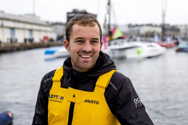 Sam Goodchild, skipper Leyton, posant devant un port.