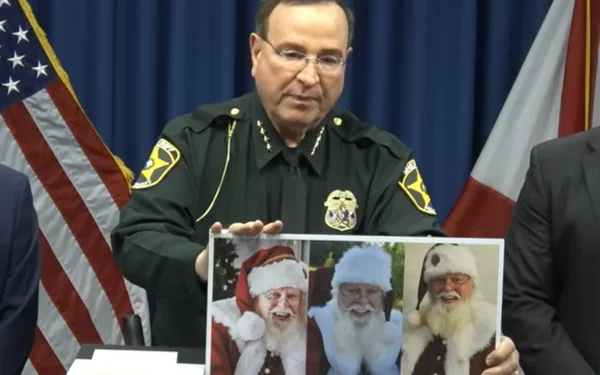 Un shérif présentant des photos de suspects déguisés en Père Noël lors d'une conférence de presse en Floride.