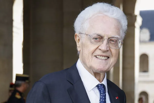 Lionel Jospin souriant en extérieur.