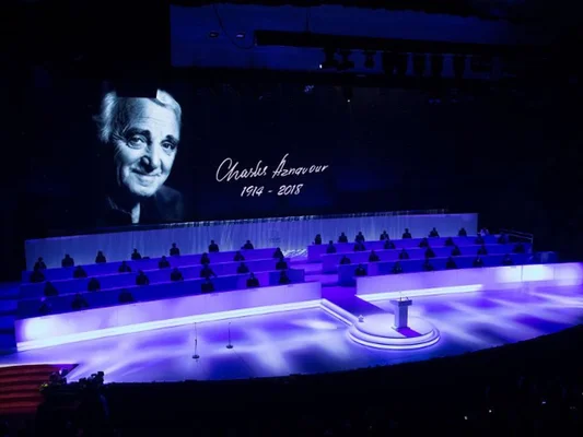 Scène du concert d'adieu à Charles Aznavour à Erevan, avec son portrait projeté sur écran géant.