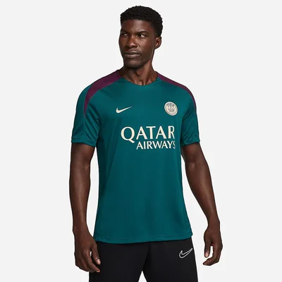 Maillot d'entraînement du PSG pour la saison 2023-2024, présenté en studio.