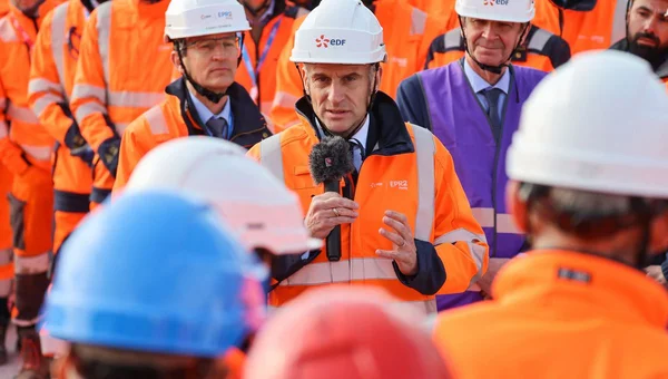 Un responsable s'adressant aux équipes sur le chantier des nouveaux réacteurs EPR2.