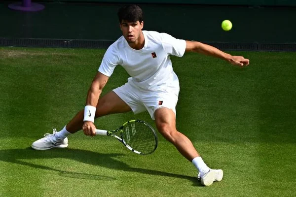 Carlos Alcaraz en plein échange sur le gazon de Wimbledon.