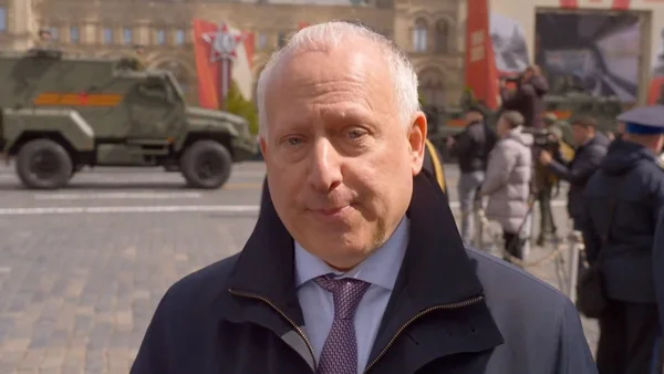 Steve Rosenberg, correspondant de la BBC, présentant son reportage depuis la Place Rouge à Moscou le jour de la Victoire.