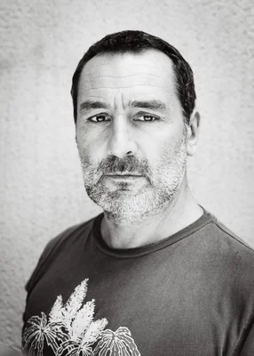 Gilles Lellouche en noir et blanc, t-shirt à palmier.