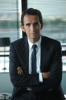 Portrait d'Alexandre Bompard, PDG de Carrefour, dans son bureau.
