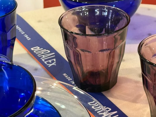 Assortiment de verres Duralex, emblématiques de la verrerie française