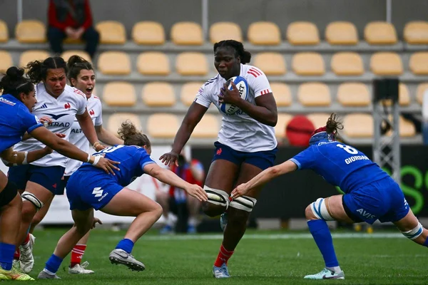 Les Bleues plaquent une joueuse italienne lors du Tournoi des Six Nations féminin.