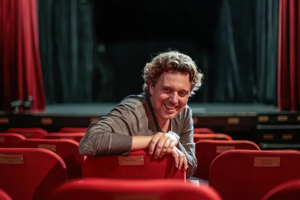 Alex Vizorek, présentateur de la cérémonie des Molières sur France 2.