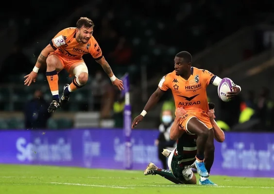 Action de jeu lors de la finale de la Challenge Cup : un joueur de Montpellier en orange est plaqué.
