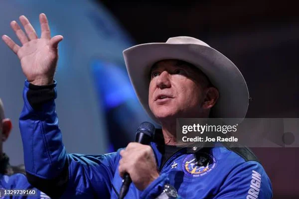 Jeff Bezos dans une tenue de pilote, s'adressant à la presse.