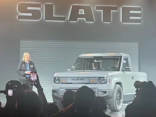 Présentation du pick-up électrique Slate Auto sur scène.