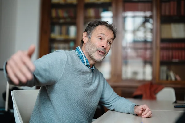 Christophe Cassou, climatologue, dans son bureau entouré de livres.