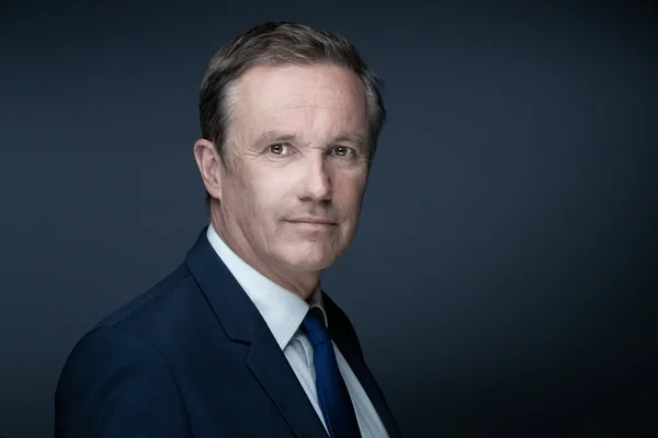 Portrait officiel de Nicolas Dupont-Aignan pour la campagne présidentielle de 2022.
