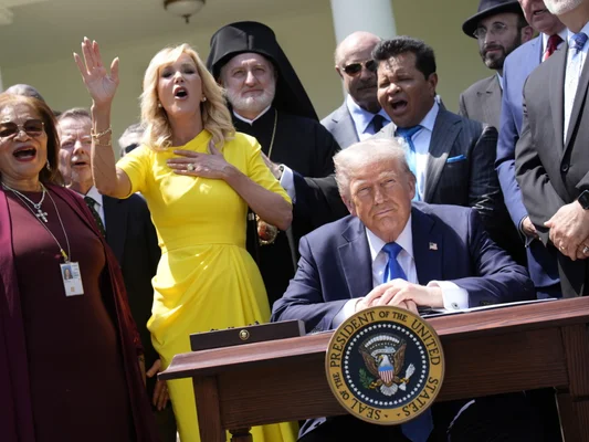 Donald Trump lors d'une prière collective à la Maison-Blanche.